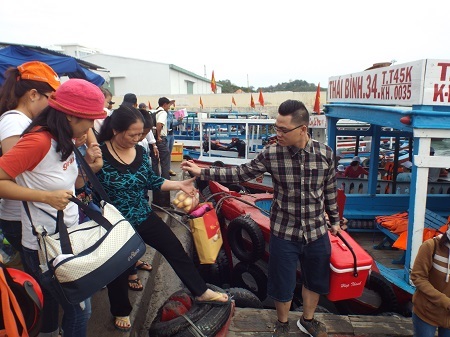 Du khách lên tàu, mặc áo phao tham quan các đảo trên Vịnh Nha Trang, sáng mùng 3 Tết Ất Mùi.