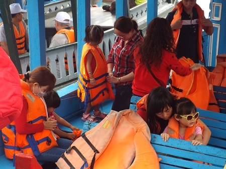 Du khách lên tàu, mặc áo phao tham quan các đảo trên Vịnh Nha Trang, sáng mùng 3 Tết Ất Mùi.