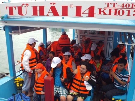 Du khách lên tàu, mặc áo phao tham quan các đảo trên Vịnh Nha Trang, sáng mùng 3 Tết Ất Mùi.