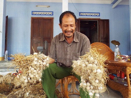 “Vua tỏi” Lý Sơn trong đất liền - Võ Ái Nhân.