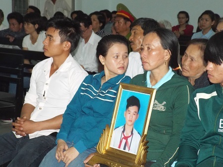 Gia đình bị hại tại tòa phúc thẩm.