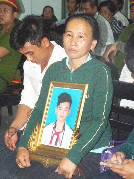 Người nhà nạn nhân liên tục khóc trong lúc tòa xét xử.