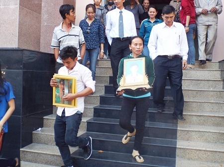 Gia đình nạn nhân ra về chờ phán quyết của tòa.