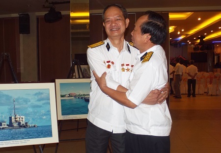Hai cựu binh tham gia giải phóng Trường Sa ôm chầm lấy nhau sau bao năm xa cách.