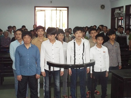 Nhóm bị cáo đánh Phó Giám đốc Sở GTVT Khánh Hòa nghe tòa tuyên án, chiều 30/3.