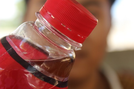 Dị vật lạbên trong chai Dr Thanh mà anh Anh phản ánh.