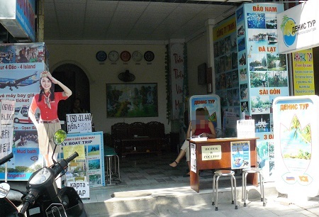 Ngang nhiên đặt biển thu đổi ngoại tệ cho khách Nga của một văn phòng tour tại Nha Trang