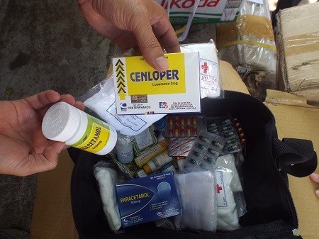 Hàng chục túi thuốc y tế và hàng trăm áo phao được phát cho ngư dân.