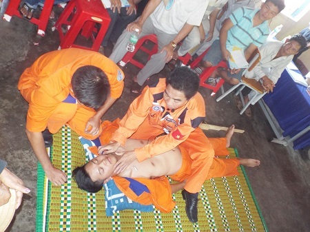Các bác sỹ của Vietnam MRCC hướng dẫn sơ cấp cứu cho ngư dân làng chài Vũng Ngán.