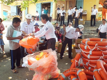 Hàng chục túi thuốc y tế và hàng trăm áo phao được phát cho ngư dân.