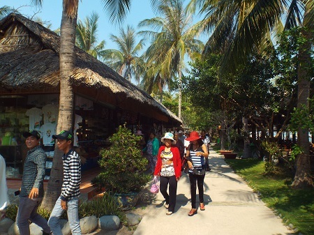 Du khách tham quan Đảo Khỉ Nha Trang.