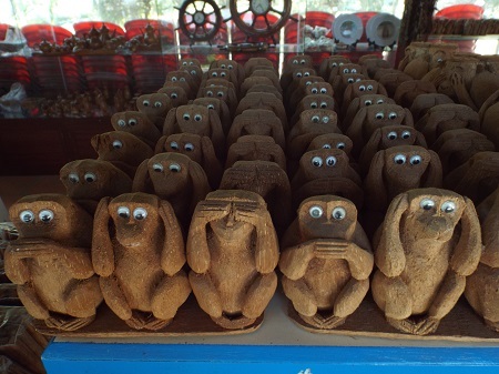 Những chú khỉ dừa mỹ nghệ ở Đảo Khỉ.