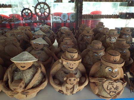 Những chú khỉ dừa mỹ nghệ ở Đảo Khỉ.