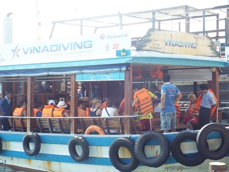 Du khách lên tàu du lịch tham quan Vịnh Nha Trang sáng 29/4.