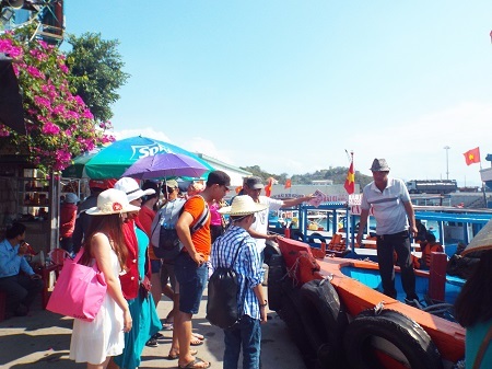 Du khách lên tàu du lịch tham quan Vịnh Nha Trang sáng 29/4.