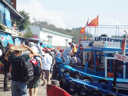 Du khách lên tàu du lịch tham quan Vịnh Nha Trang sáng 29/4.