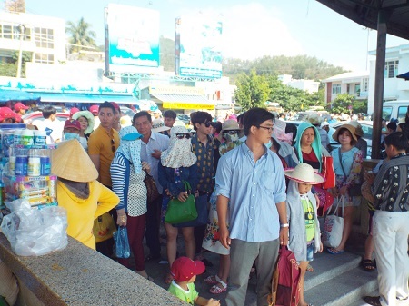 Bến tàu du lịch Cầu Đá, nơi trung chuyển du khách tham quan Vịnh Nha Trang đông nghịt.