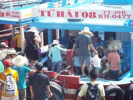 Du khách lên tàu du lịch tham quan Vịnh Nha Trang sáng 29/4.