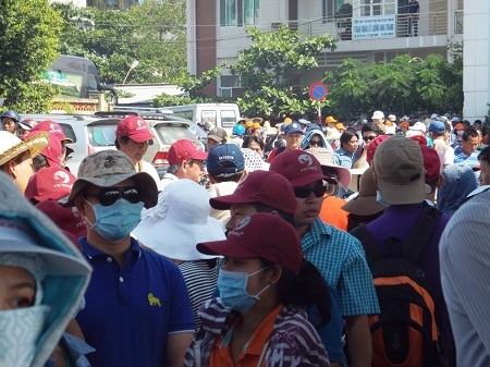 Bến tàu du lịch Cầu Đá, nơi trung chuyển du khách tham quan Vịnh Nha Trang đông nghịt.