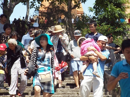 Du khách lên tàu du lịch tham quan Vịnh Nha Trang sáng 29/4.