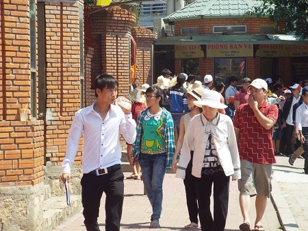 Du khách lên tàu du lịch tham quan Vịnh Nha Trang sáng 29/4.