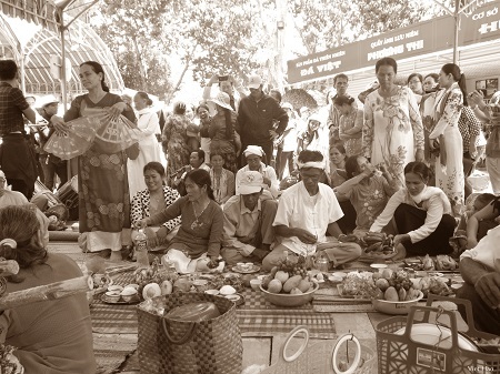 Đồng bào người Chăm sinh hoạt tại lễ hội.