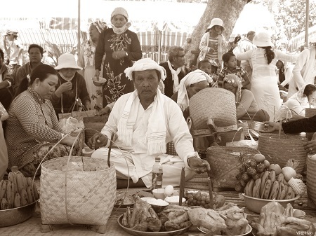 Lễ hội Tháp bà Ponagar hàng năm là lễ hội dân gian truyền thống lớn nhất ở Khánh Hòa.