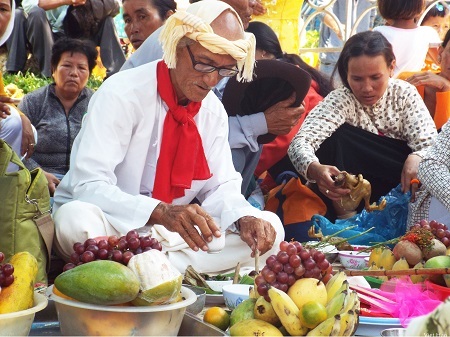 Lễ hội Tháp bà Ponagar hàng năm là lễ hội dân gian truyền thống lớn nhất ở Khánh Hòa.