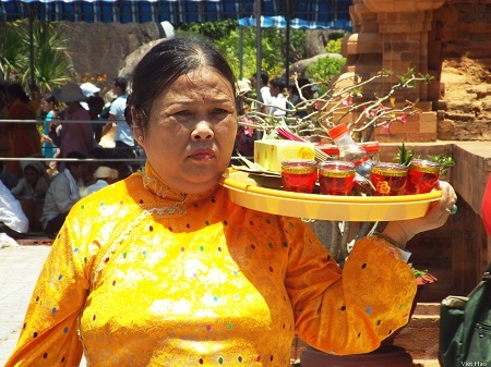 Du khách, đồng bào người Chăm vào tháp hành hương.