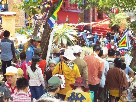 Sáng 9/5, hàng nghìn người dân và du khách đã về dự khai mạc lễ hội Tháp bà Ponagar Nha Trang.