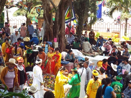 Các đoàn chuẩn bị vào dâng hương.