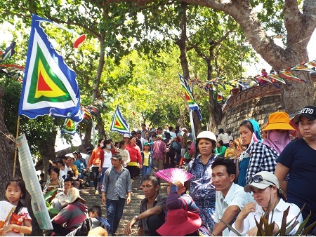 Sáng 9/5, hàng nghìn người dân và du khách đã về dự khai mạc lễ hội Tháp bà Ponagar Nha Trang.