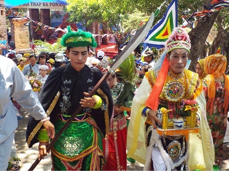 Nghi thức chuẩn bị lên tháp dâng hương.