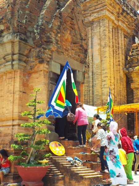 Du khách, đồng bào người Chăm vào tháp hành hương.