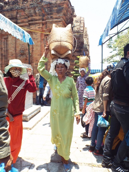Lễ hội Tháp bà Ponagar hàng năm là lễ hội dân gian truyền thống lớn nhất ở Khánh Hòa.
