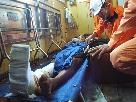 Ngư dân Lương khi được sơ cứu trên tàu SAR27-01 của Nhatrang MRCC.