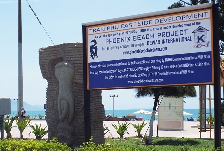 Cụm từ tiếng Anh: “Trespass prohibited by law” đã được bỏ - ảnh chụp trưa 21/5