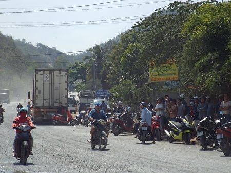 Hàng trăm người dân hoảng hốt chứng kiến vụ cháy.