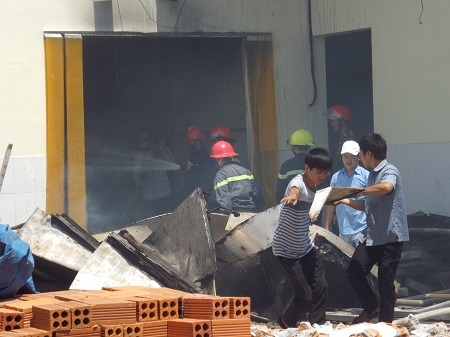 Nhiều thiết bị máy móc, diện tích nhà xưởng bị thiêu rụi sau vụ cháy.