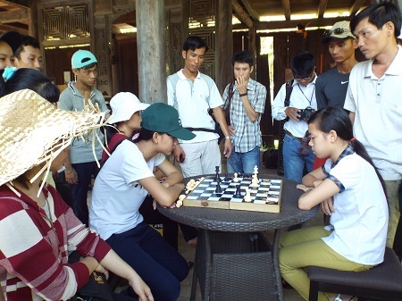 Các em khuyết tật thi đấu cờ vua.
