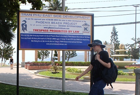 Cụm từ tiếng Anh: “Trespass prohibited by law” đã được bỏ - ảnh chụp trưa 21/5