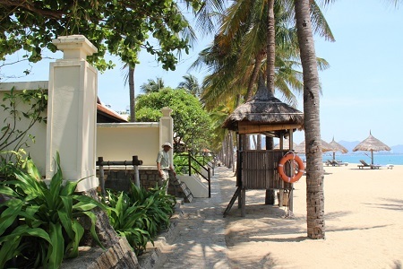 Lối đi sát mép biển đã bị khu nghỉ mát Ana Mandara bít kín