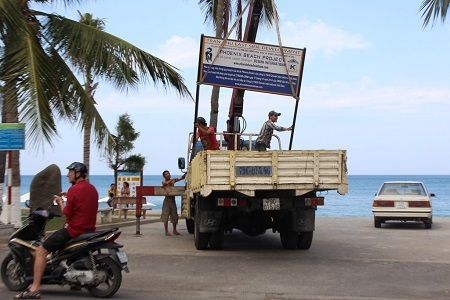 Các tấm biển về dự án của Dewan phía Đông đường Trần Phú, TP Nha Trang được tháo dỡ trưa ngày 22/5.
