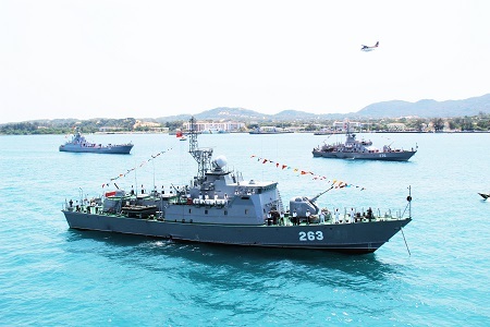 Tàu ngầm Kilo trình diễn dịp kỷ niệm 60 năm thành lập Hải quân Việt Nam