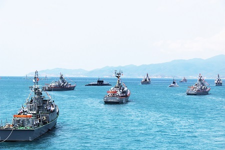 Tàu ngầm Kilo trình diễn dịp kỷ niệm 60 năm thành lập Hải quân Việt Nam