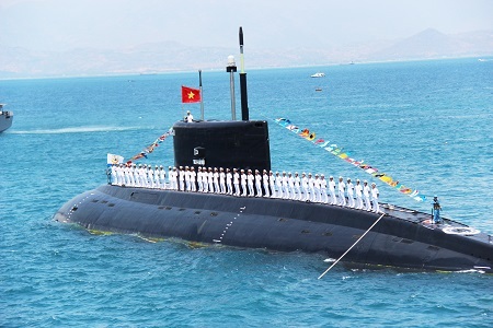 Tàu ngầm Kilo trình diễn dịp kỷ niệm 60 năm thành lập Hải quân Việt Nam