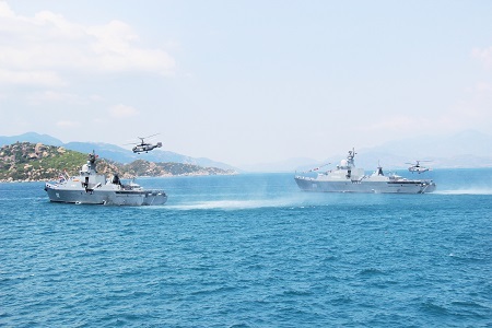 Tàu ngầm Kilo trình diễn dịp kỷ niệm 60 năm thành lập Hải quân Việt Nam