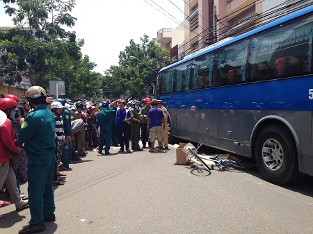 Người dân đã đặt thùng quyên góp sau vụ tai nạn.