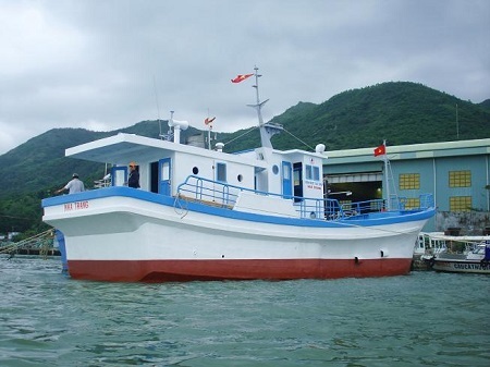 Một tàu cá bằng vật liệu composite được hạ thủy tại 