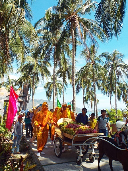 Đoàn rước mang trái cây đến cho đàn khỉ sinh sống trên đảo.